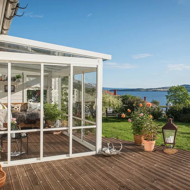 Overbygd terrasse med glassvegger og utsikt
