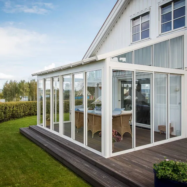 Utestue montert langs bolig med store vindusflater