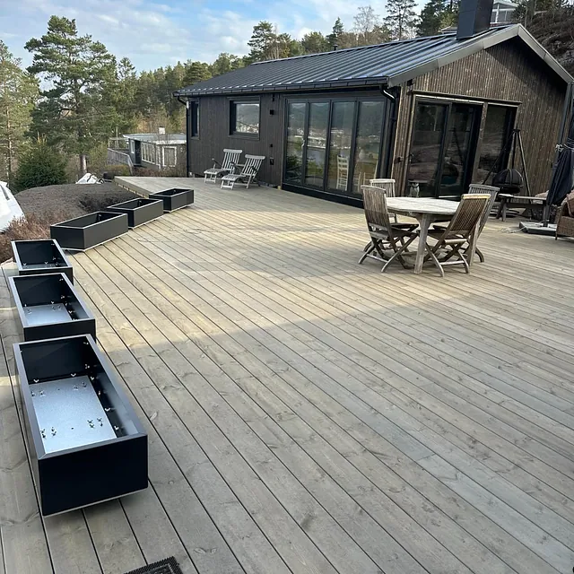 Stor terrasse med tilknytning til moderne bolig