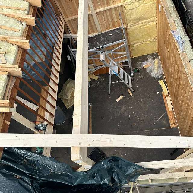 Tømrerarbeid med reisverk sett ovenfra under oppføring av tilbygg