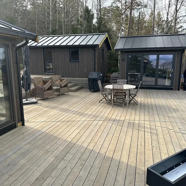 Terrasseområde med utestue og sittegruppe