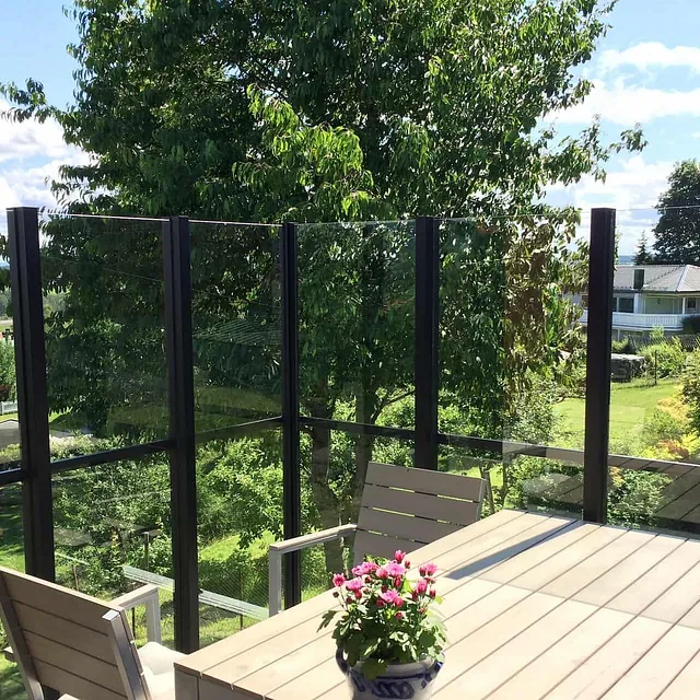 Støyskjerm av glass med sort ramme