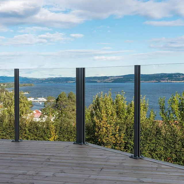 Glassrekkverk med utsikt over fjorden